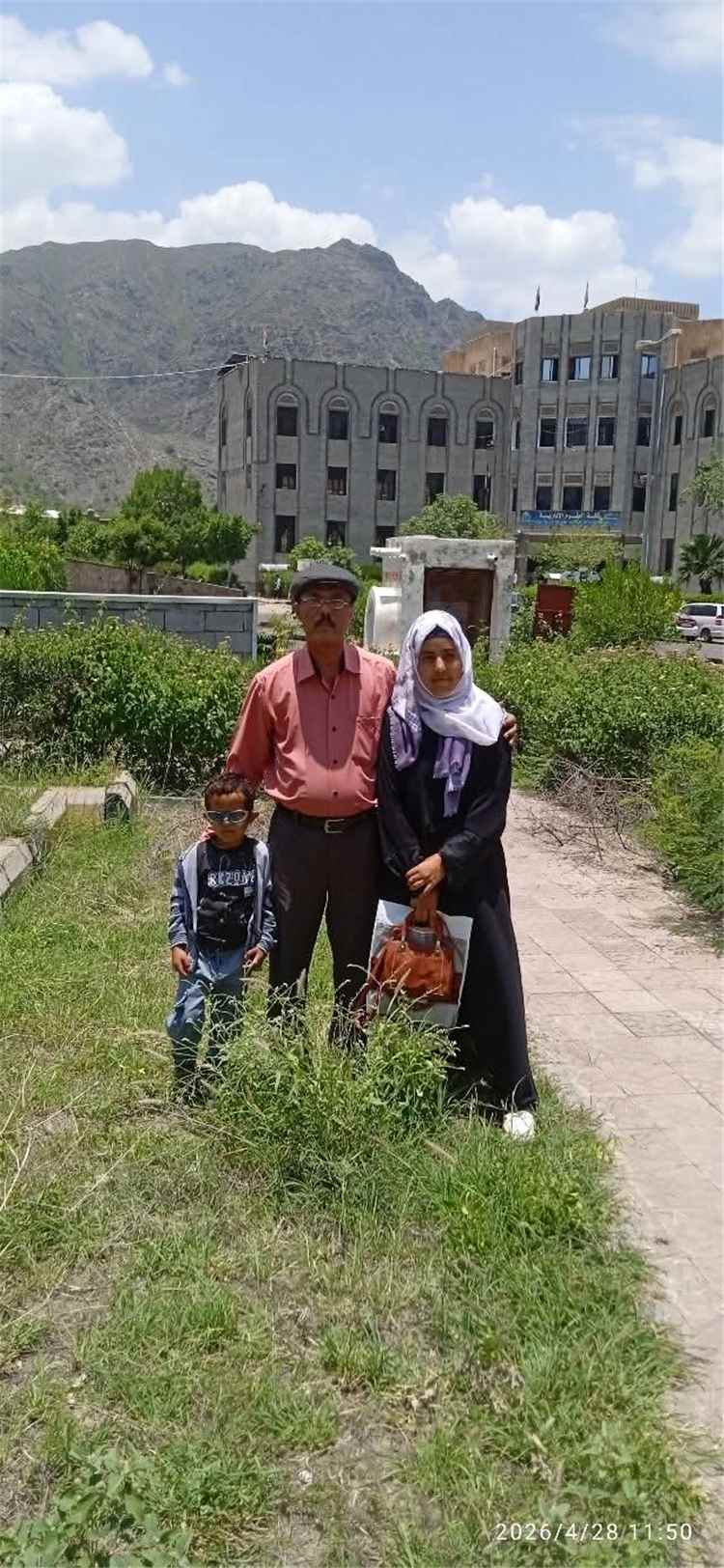 اعتذار أبٍ لابنته يهز القلوب: الفقر يحرم رؤى من حلم الجامعة للعام الثالث في جامعة تعز
