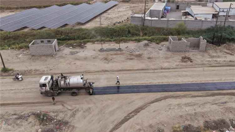 تقدم متسارع في مشروع طريق جعار – باتيس.. بدء أعمال التهيئة الإسفلتية ضمن جهود تطوير شبكة الطرق في أبين