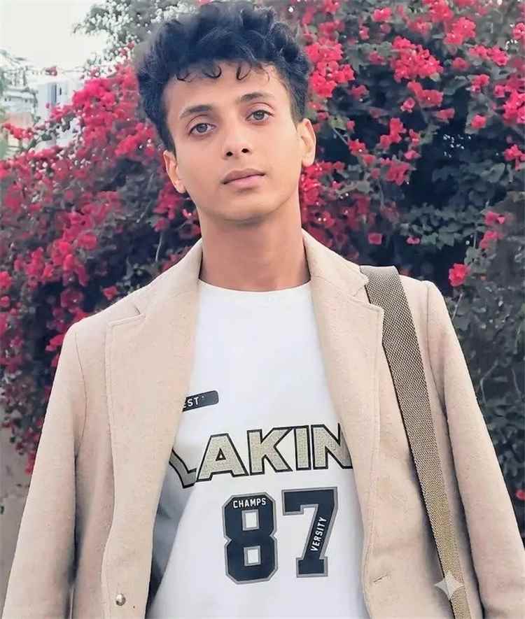 العامري يطالب بما وصفه بـ"الانتهاكات الجسيمة" التي رافقت عملية احتجاز نجله واقتحام منزله ومؤسسته الخيرية في تعز .