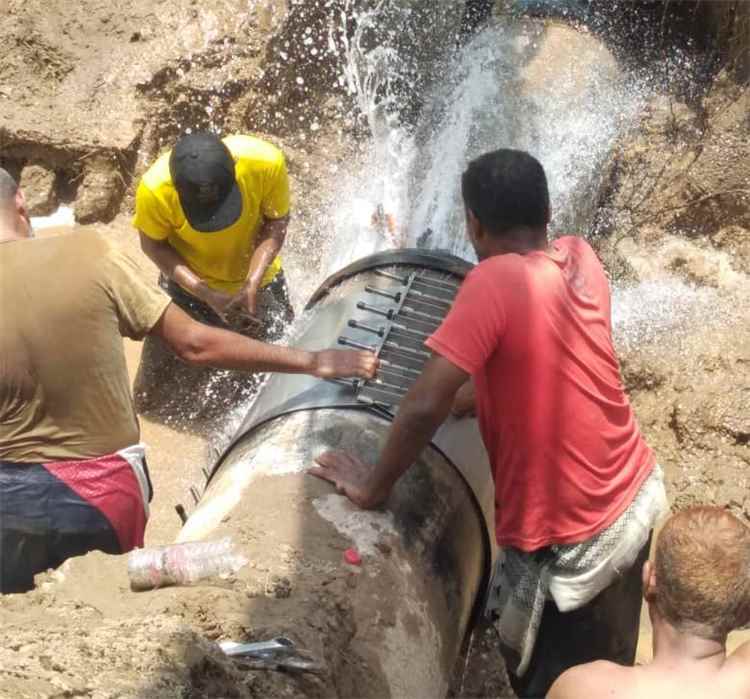 فرق مؤسسة مياه عدن تنهي أعمال صيانة وإصلاح لأنبوب الخط الرئيسي المغذي لمديرية البريقة.