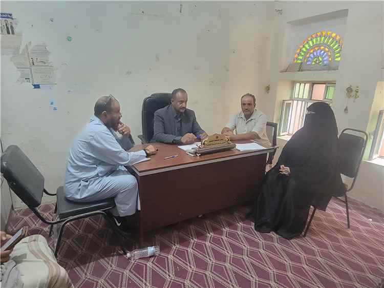 المدير الشاعري يبحث مع "رئيسة اتحاد نساء اليمن فرع الضالع تعزيز الحماية القانونية وإصدار الوثائق للنازحين والنساء بقعطبة