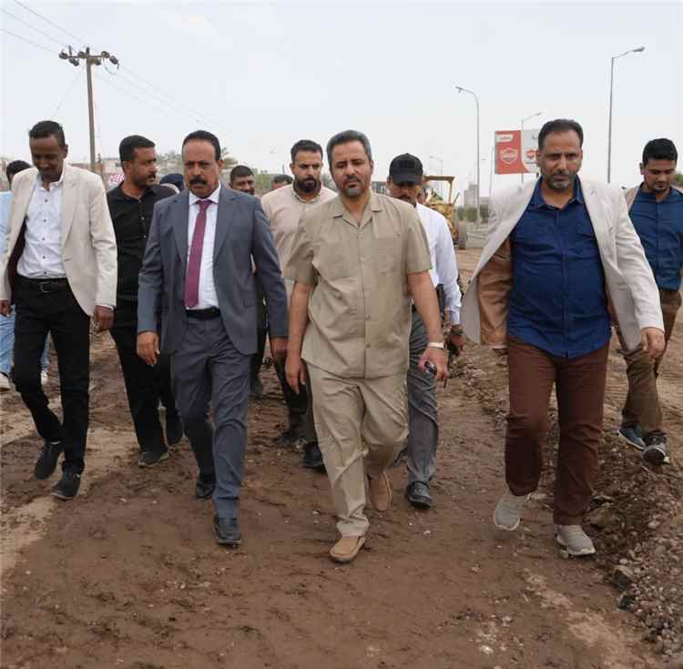 وزير الأشغال ومحافظ لحج يدشنان أعمال الصيانة الروتينية للطرق بالمحافظة