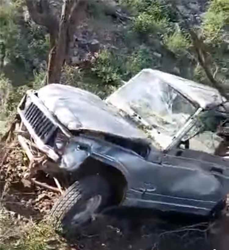 عاجل:اعتداءات تخريبية تعرقل مشروع شق طريق في جبل حبشي بتعز وتدمير ممتلكات المقاول والعاملين(صور)