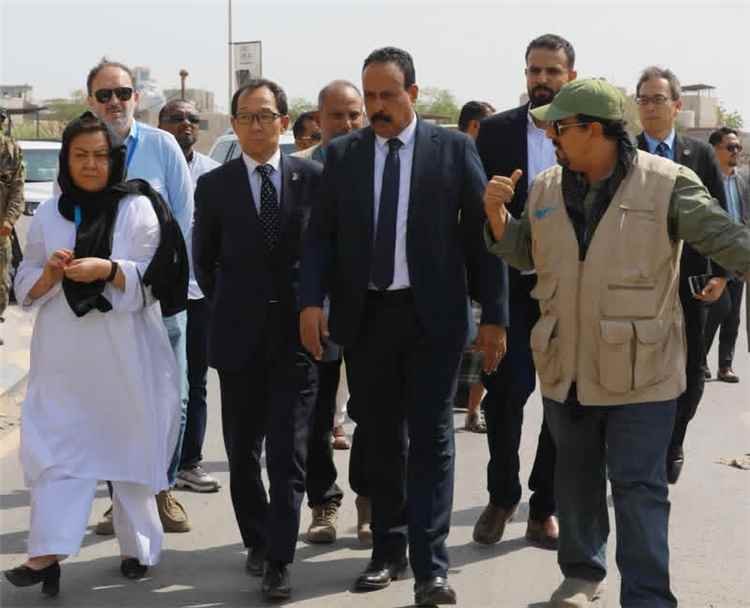 وزير الأشغال والسفير الياباني يطلعان على مشروع تأهيل طريق شارع الخمسين في عدن عقب إنجازه