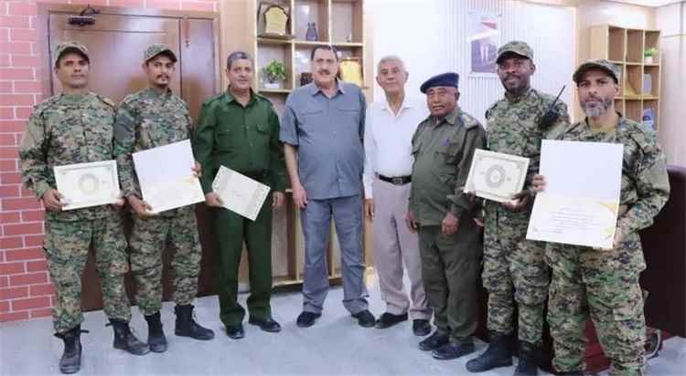مدير أمن عدن يكرّم مدير شرطة العريش وعدداً من الضباط والأفراد ويشيد بجهودهم الأمنية.