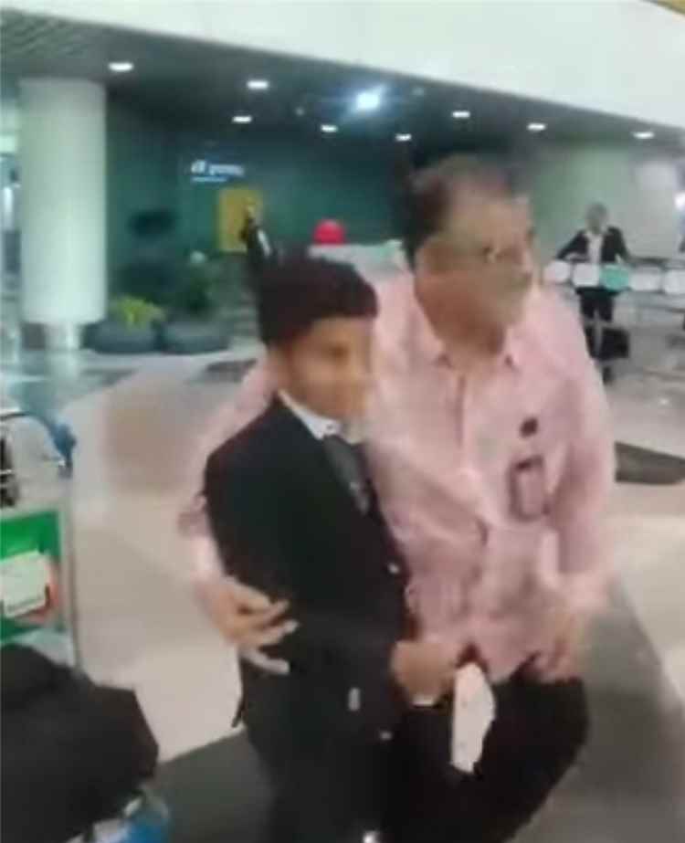 عاجل:بعد فراق دام 10 سنوات.. تدخل عاجل للسفير اليمني في ماليزيا ينهي احتجاز طفل يمني بمطار كوالالمبور