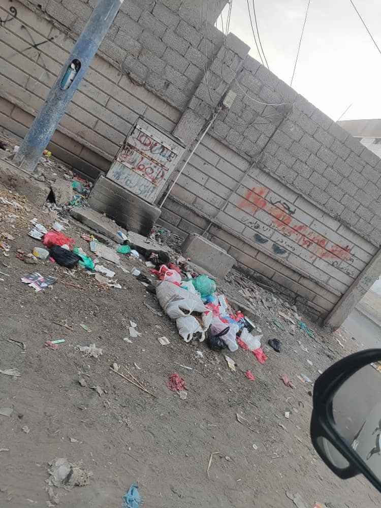 عدن على حافة تكرار الكارثة.. أكوام القمامة تعود إلى جوار كابينة الاتصالات وتحذيرات من انقطاع جديد للخدمة