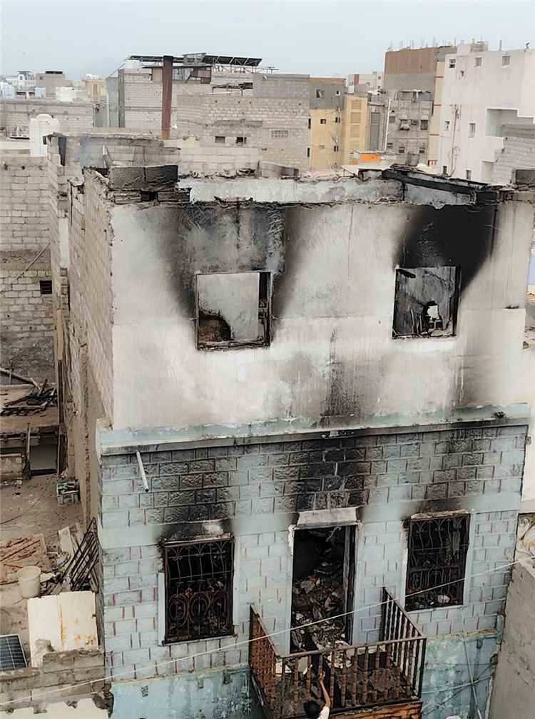 حريق كبير يلتهم منزلًا في دار سعد بعدن.. وشباب الحي يحولون دون كارثة أكبر
