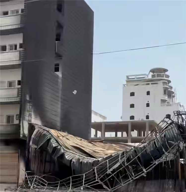 هكذا يبدو عقب إندلاع الحريق.. مركز خدمات السيارات في بير فضل يواجه آثار الدمار