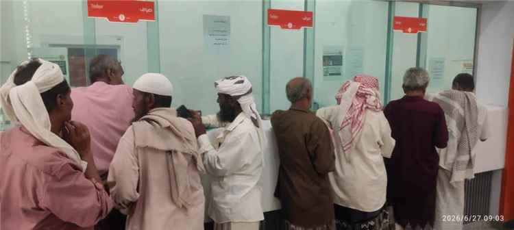 "طوابير تحت الشمس ورواتب لا تكفي لأيام".. الصحفي أحمد النعماني يجدد الدعوة لإنصاف متقاعدي عدن