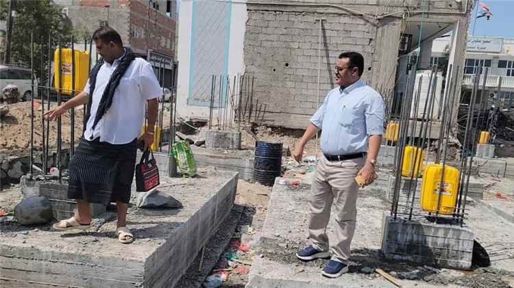 مدير عام المنصورة يتفقد مشروع استكمال بناء مكاتب السلطة المحلية بالمديرية.