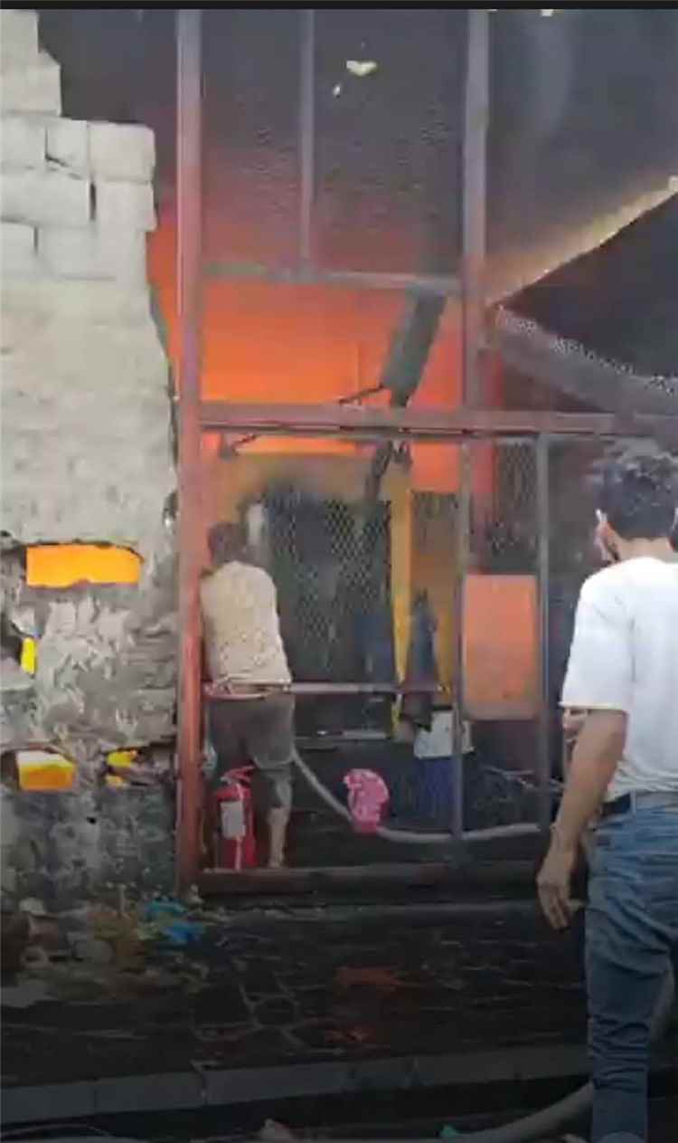 عاجل: حريق يلتهم مولدات محطة كهرباء تجارية في حي المسبح بمدينة تعز