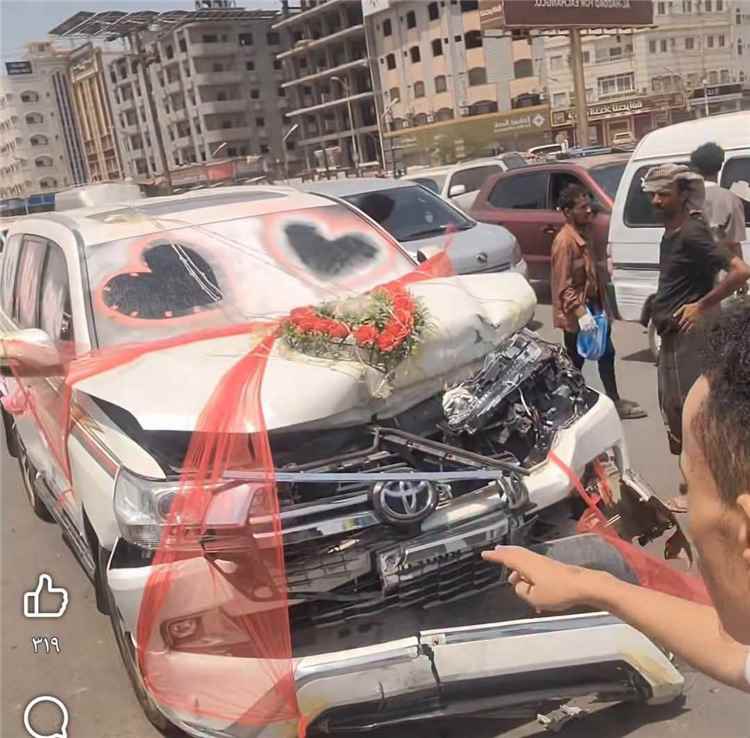 حادث مروري يطال سيارة عريس في المنصورة بعدن ويخلف أضرارا مادية