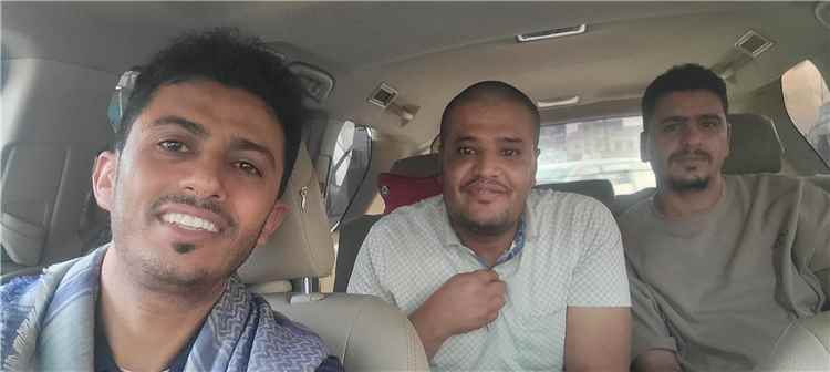 عاجل: اول صورة يظهر فيها بعد يومين من الاختطاف.. الصحفي حمود هزاع يغادر إلى منزله في مأرب