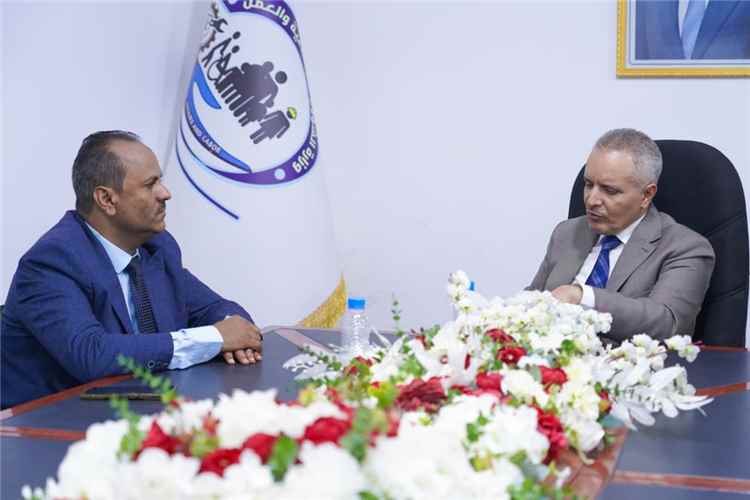 الوزير اليافعي يؤكد أهمية تنظيم عمل المنظمات وضمان عدالة توزيع التدخلات الإنسانية في تعز