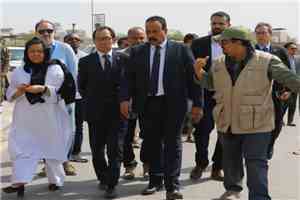 وزير الأشغال والسفير الياباني يطلعان على مشروع تأهيل طريق شارع الخمسين في عدن عقب إنجازه
