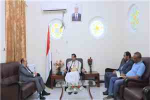 وكيل محافظة مأرب يناقش مع نائب وزير الشؤون الاجتماعية دعم السلطة المحلية لمواجهة التحديات الإنسانية