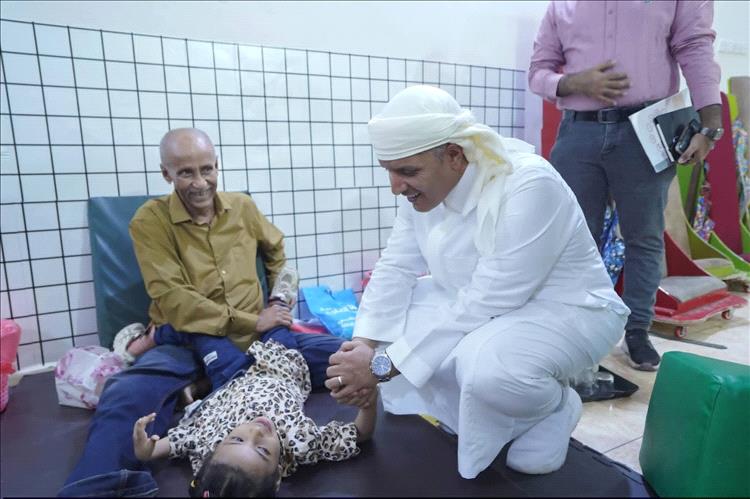عاجل: تفاصيل حادثة الخساف في عدن.. الإعلامي إياد الحميدي يكشف ملابسات وفاة طفل دهسا أثناء مرور موكب وزير الشؤون الاجتماعية مختار اليافعي