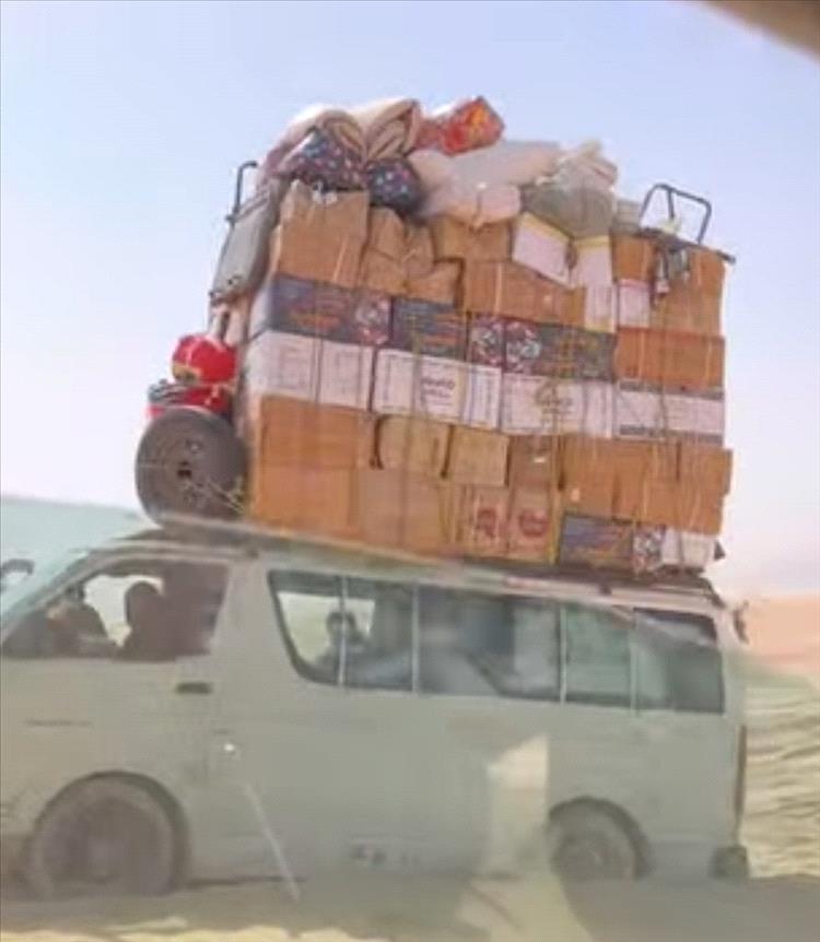 فيما حملوا المسؤولية الجهات الأمنية بسبب صمتها: تحذيرات من كارثة وشيكة.. انتشار الحمولات الزائدة على متن الباصات يثير غضباً واسعاً ومطالبات بمحاسبة المتهاونين(فهل سيتم إيقافها قبل وقوع الكارثة)