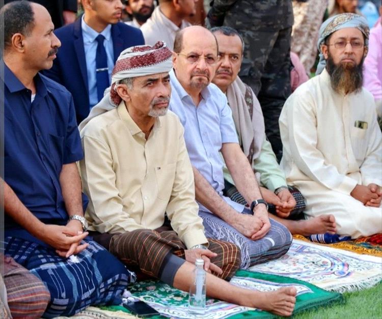 عضو الرئاسي الصبيحي ورئيس الحكومة الزنداني   يؤديان صلاة عيد الفطر في العاصمة عدن .