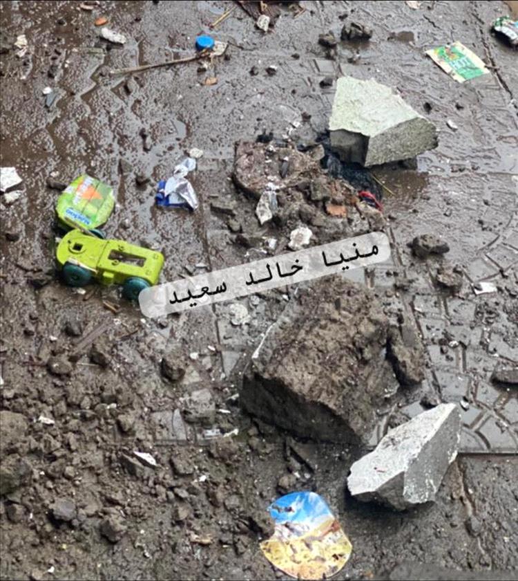 عاجل:انهيار جزئي لبلكونة سكنية في المعلا بعد أمطار غزيرة يثير القلق(صورة)