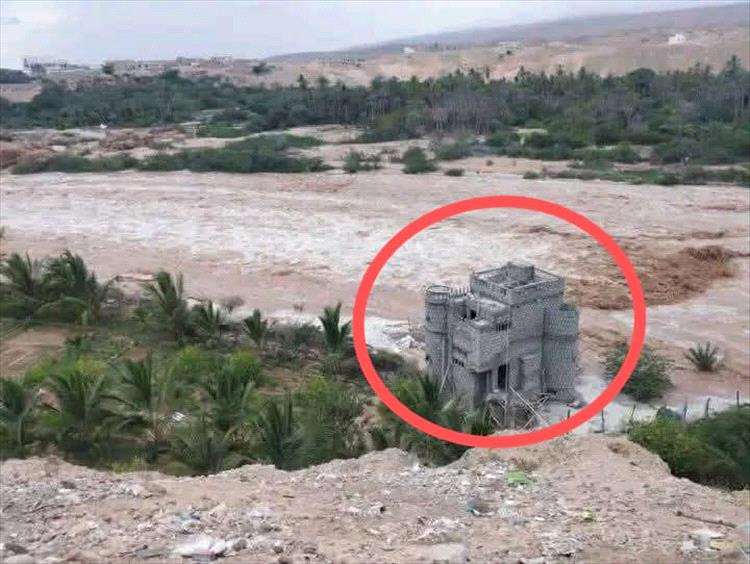 عاجل: فيما بناءه حديثاً وسط مجرى السيول..سيول تحاصر منزلاً من أربعة طوابق في الديس الشرقية بحضرموت ومخاوف من انهياره