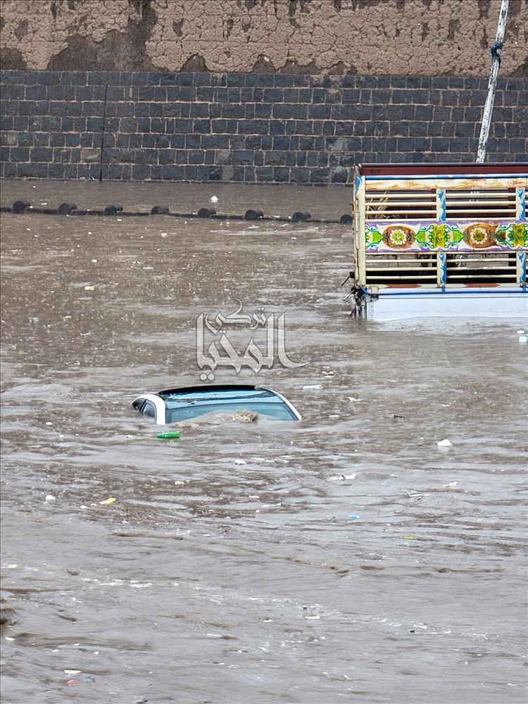 عاجل.. سيول صنعاء تبتلع مركبة: غرق سيارة و “دينا” في السائلة وسط مشهد مؤسف(صورة)