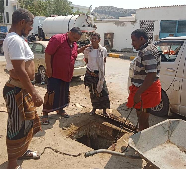 فرق الصرف الصحي بعدن تنفذ حملة ميدانية واسعة لفتح الانسدادات في عدد من المديريات..