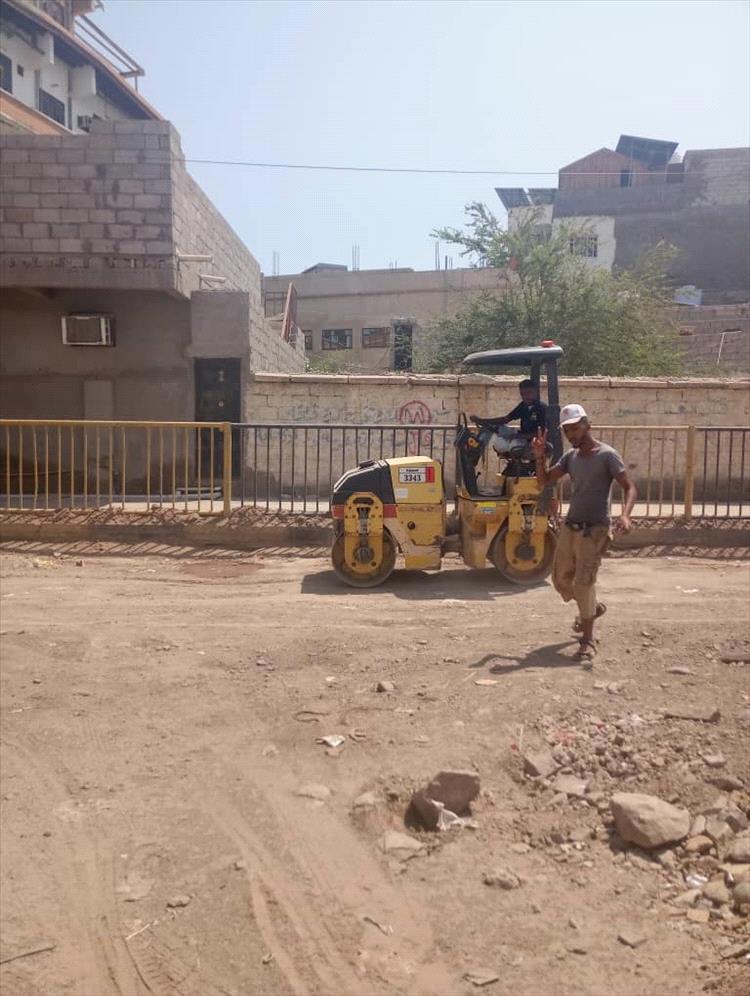 ناشط حقوقي يتحدث عن ردم نقطة إطفاء حيوية تحت الإسفلت في صيرة عدن