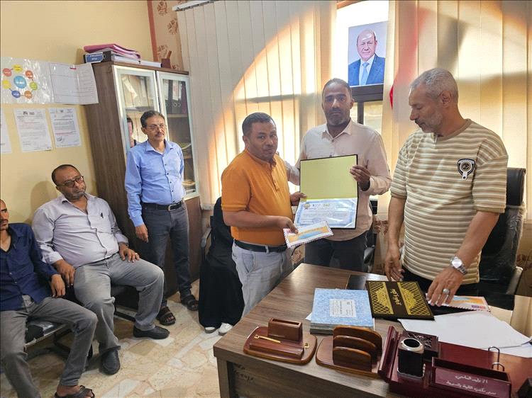 مدير مالية المظفر يكرم موظفيه في تعز بمناسبة عيد العمال 2026م..