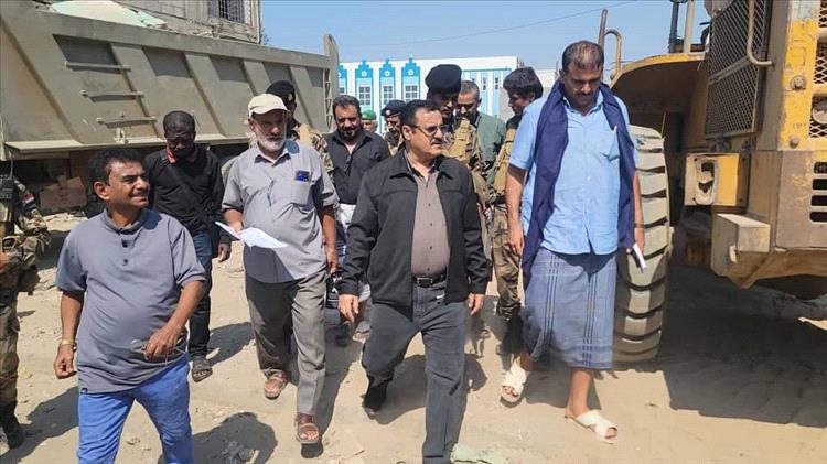 مدير عام المنصورة يدشن مشروع استكمال بناء مكاتب السلطة المحلية بالمديرية.