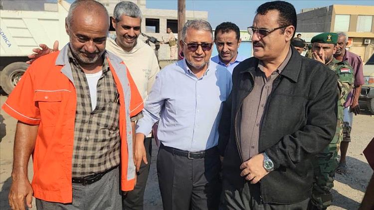 أنعم والداؤودي يدشنان حملة رفع الأتربة والمخلفات من الشوارع العامة بمديرية البريقة.