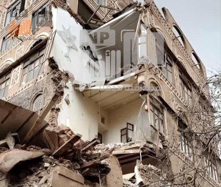 أمطار غزيرة تتسبب بانهيار جزئي لمنزل تاريخي في صنعاء القديمة وإصابة أحد السكان