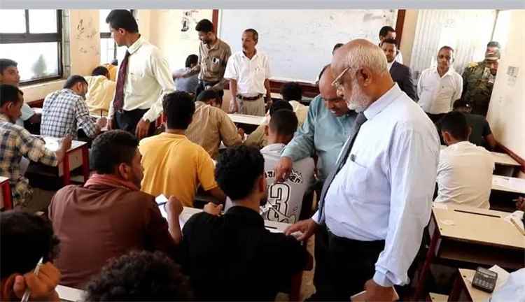 محافظ الحديدة يدشن امتحانات الفصل الدراسي الثاني بجامعة الحديدة.