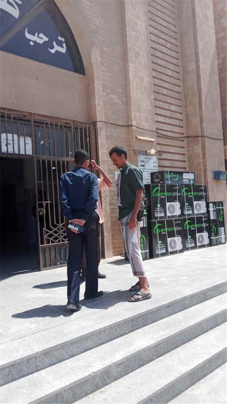 كلية الحقوق بجامعة عدن تبدأ المرحلة الأولى لتحديث المكيّفات في القاعات الدراسية