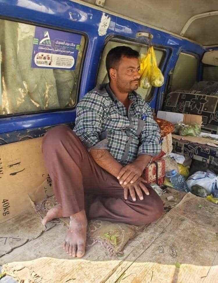 من صدارة الإخراج الصحفي إلى بيع القات.. حكاية “ملك الماكنتوش” التي أوجعتها الحرب في صنعاء يرويها الصحفي فتحي أبو النصر