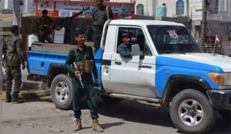 الأجهزة الأمنية في تعز تضبط متهما يقود عصابة مسلحة.