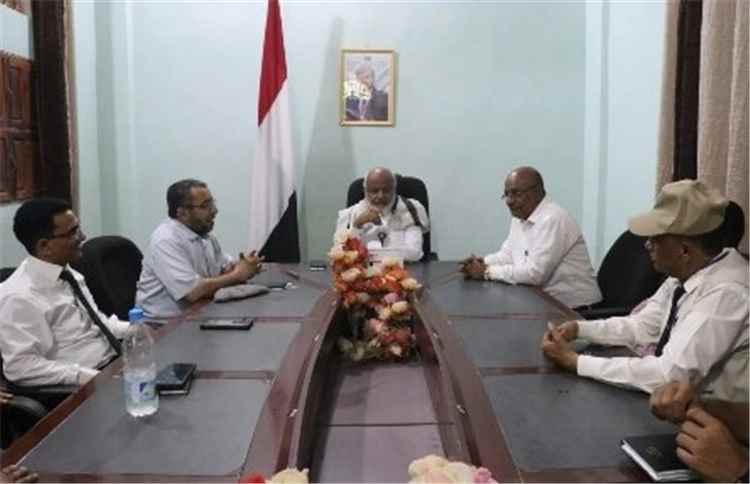 محافظ الحديدة يشدد على أهمية استمرار المشاريع الصحية الممولة