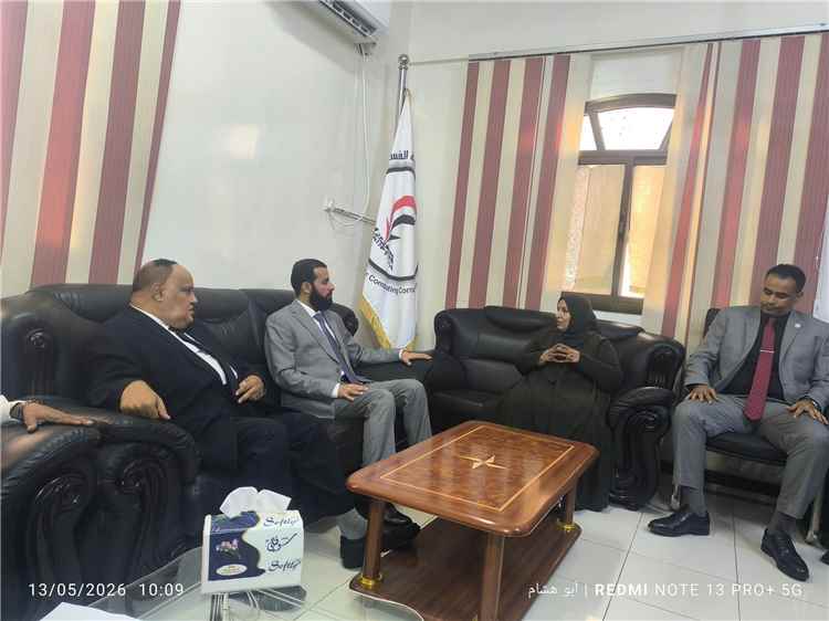 في خطوة غير مسبوقة.. محافظ أبين يقدّم إقرار الذمة المالية لهيئة مكافحة الفساد