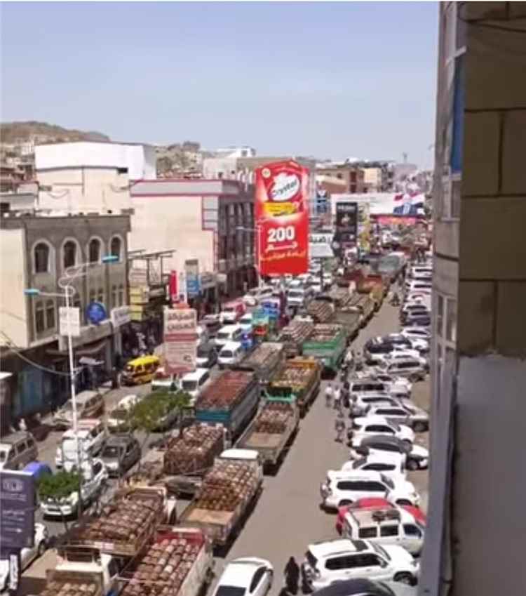 أطول مسيرة احتجاجية في تعز.. وكلاء الغاز يرفعون صوت الغضب بشارع جمال ويطالبون “وهيط” بإنقاذ المحافظة
