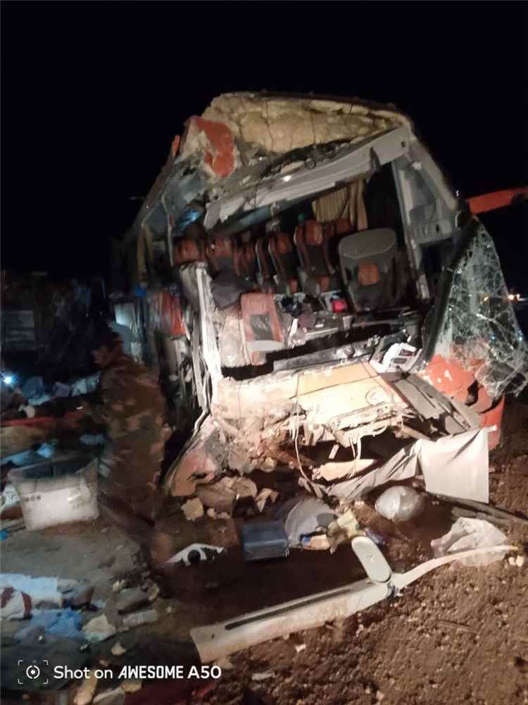 عاجل: فاجعة على طريق العبر – مأرب.. 5 قتلى وعشرات المصابين بحادث مروع لباص تابع لشركة البركة