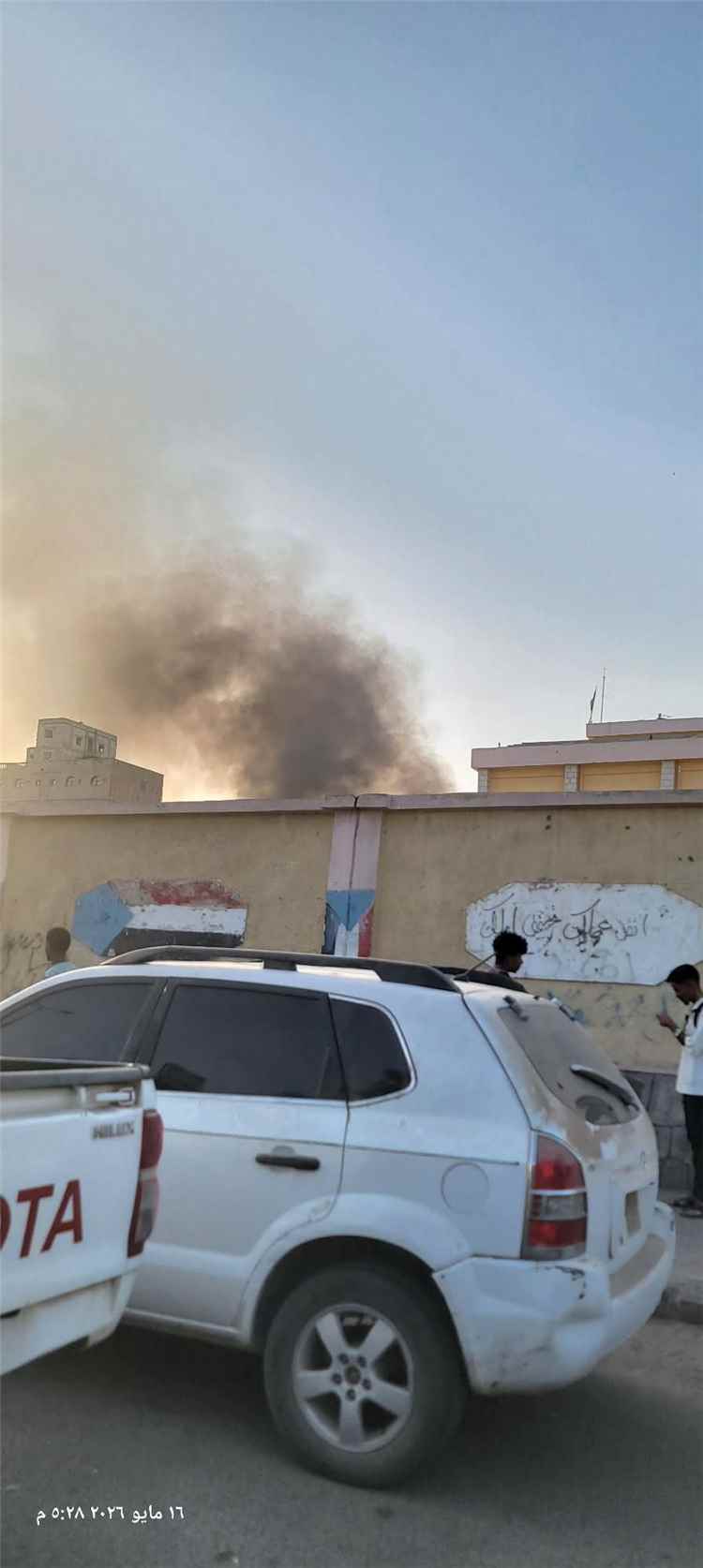 عاجل:سحب دخان كثيفة تغطي سماء الشيخ عثمان إثر حريق مفاجئ في عدن