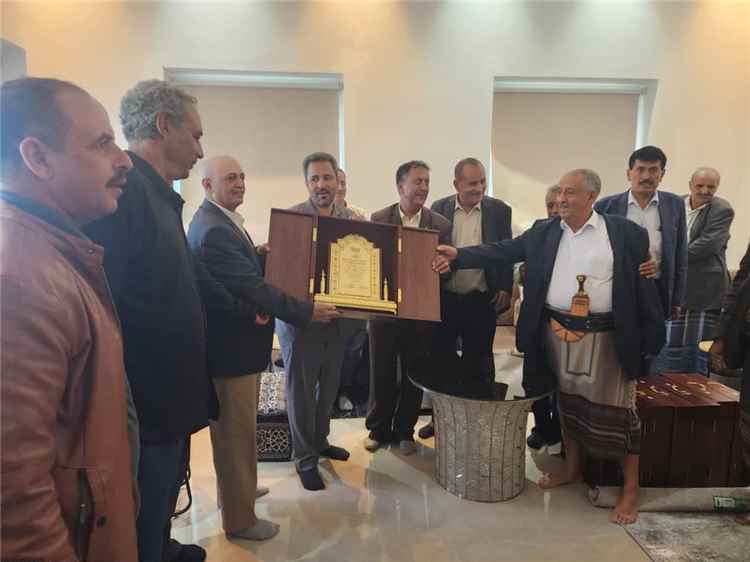 محافظ لحج وعضو مجلس النواب عن لبعوس في يافع واهالي المديرية يكرمون وزير المياه توفيق الشرجبي.