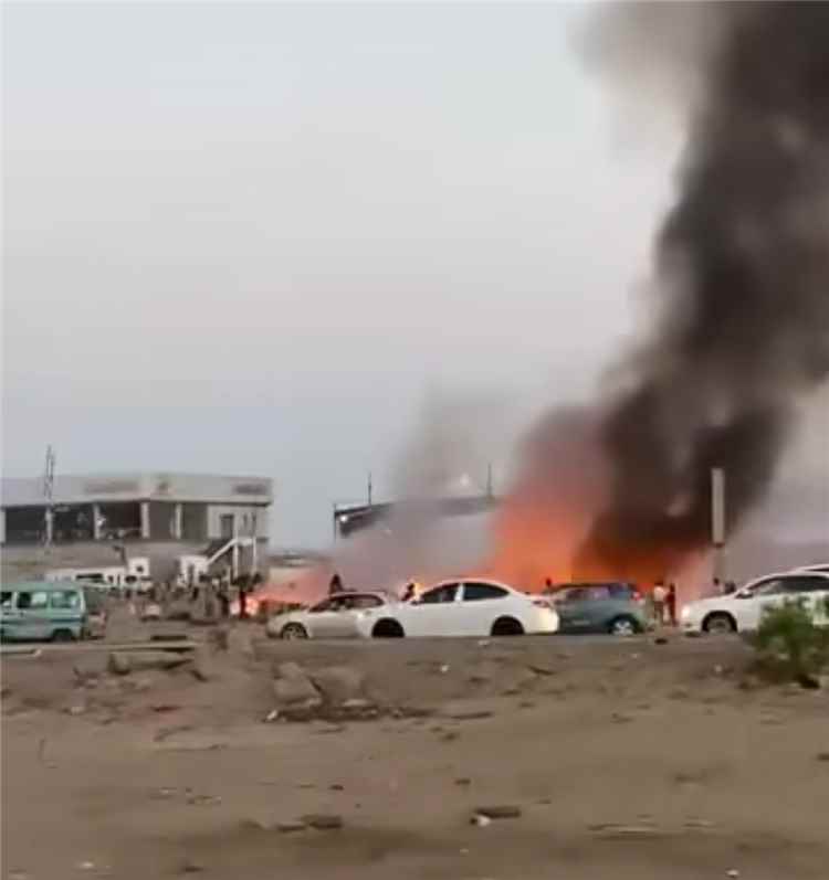 عاجل:محتجون يقطعون طريق الهناجر الرابط بين الشيخ عثمان وخور مكسر(صورة)