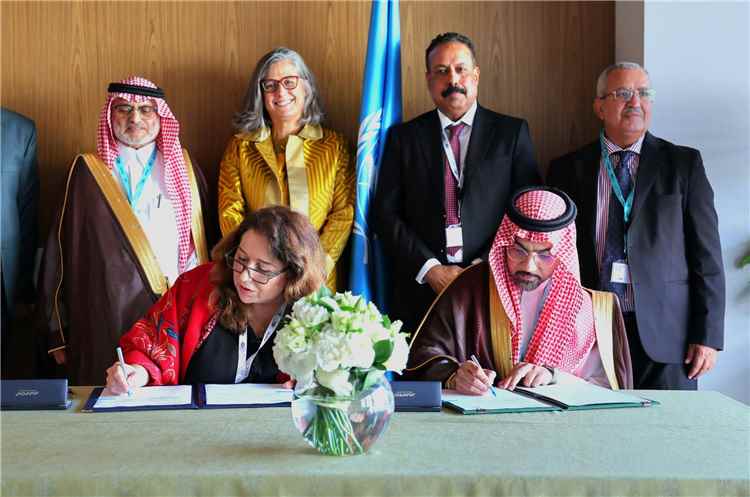 وزير الأشغال يشهد توقيع اتفاقية تمويل المرحلة الثانية من مشروع "المسكن الملائم في اليمن"