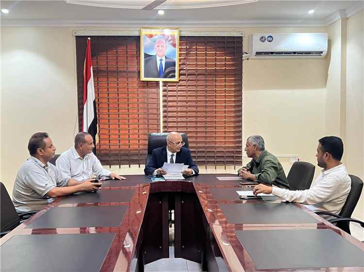 وزير المياه والبيئة يطلع على أوضاع فرع مؤسسة المياه والصرف الصحي بعتق
