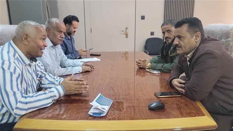 الداؤودي يناقش مع قيادة شركة مصافي عدن سبل التعاون المشترك.