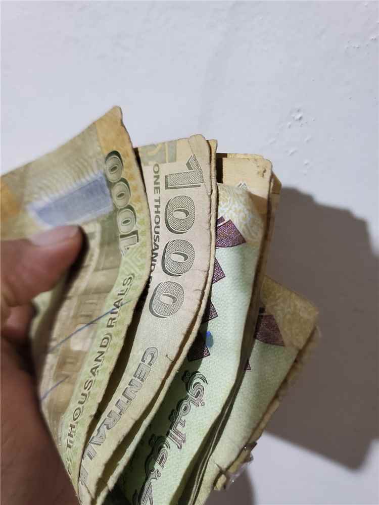 الحكومة اليمنية تحرّر الدولار الجمركي وتقرّ حزمة معالجات معيشية وسط مخاوف من موجة أسعار جديدة