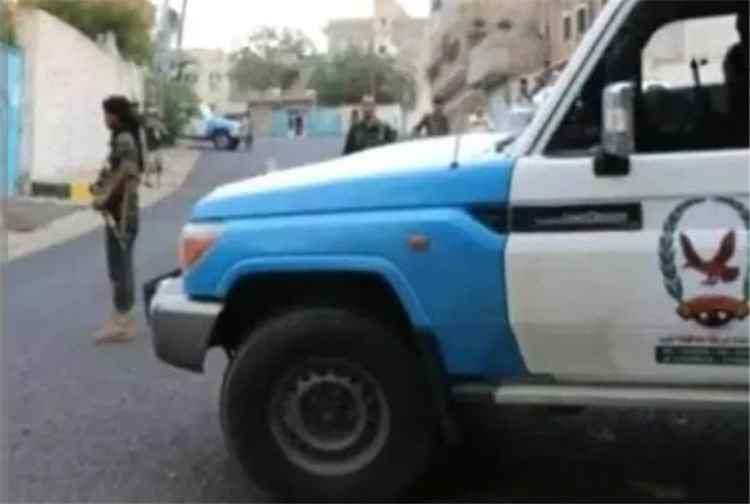الأجهزة الأمنية في أبين تضبط متهم في قضايا ابتزاز وتهديد بحق مواطنين.