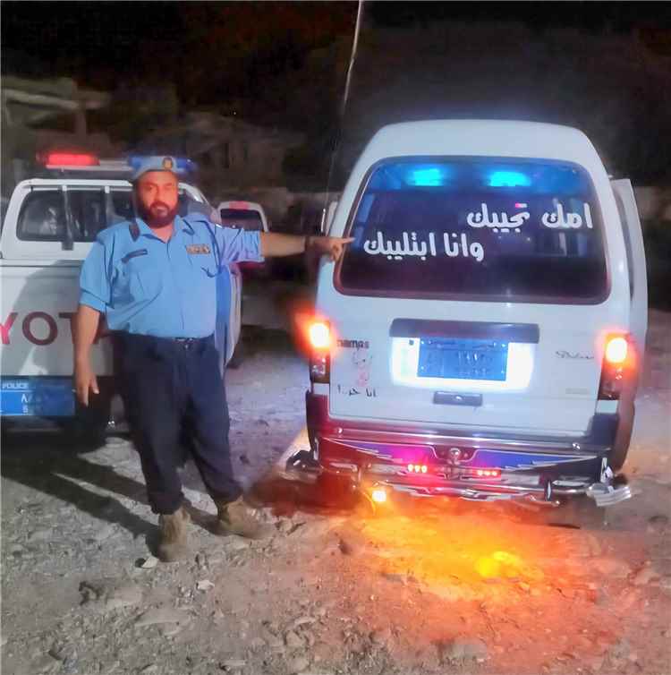 مرور تعز يتحرك ضد العبارات المسيئة على المركبات.. ضبط باص أثار جدلا واسعا في الشارع